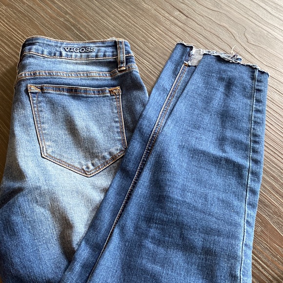 Vigoss ladies jeans in size 27 x 27 length. Mid rise with fading throughout. - Picture 10 of 13